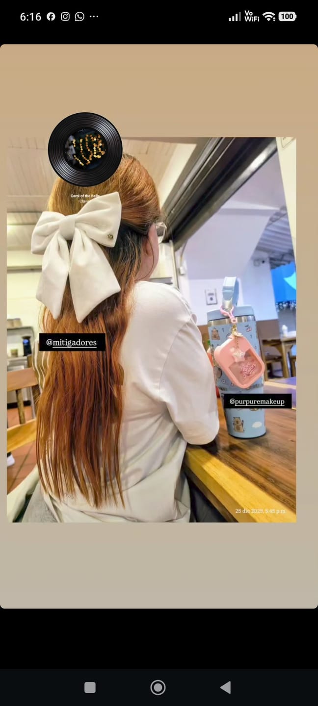 Customer photo review of Moño - EXTRA Large Bow