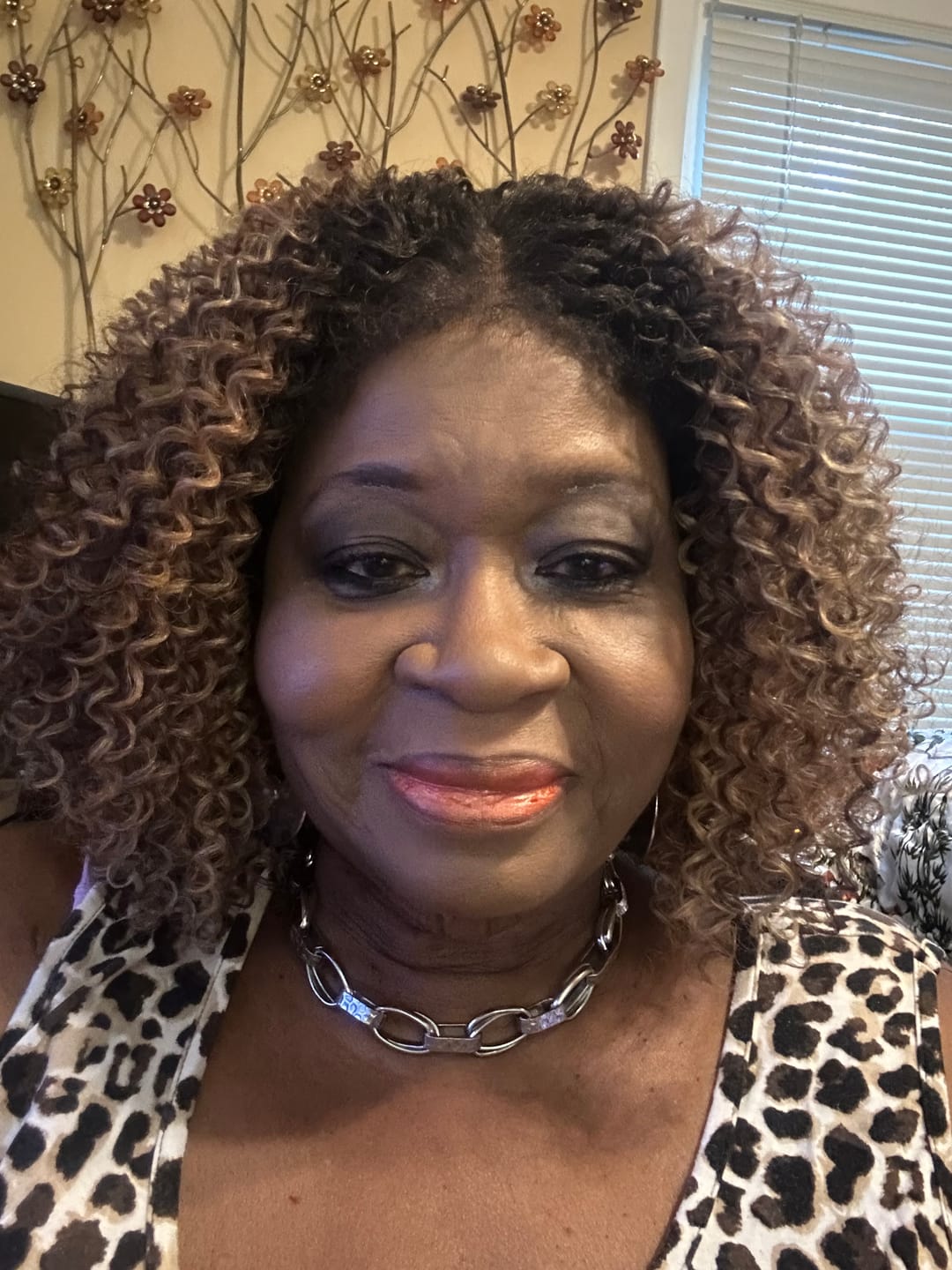Customer photo review of Outre Melted Hairline Kinky Soft Edges Glueless HD Lace Front Wig - KINKYSOFT 3