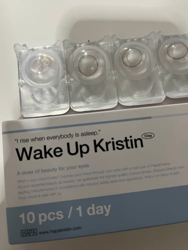 レビュアーが撮影した「Wake Up Kristin 1Day」の製品箱と、レンズが入ったブリスターパック。