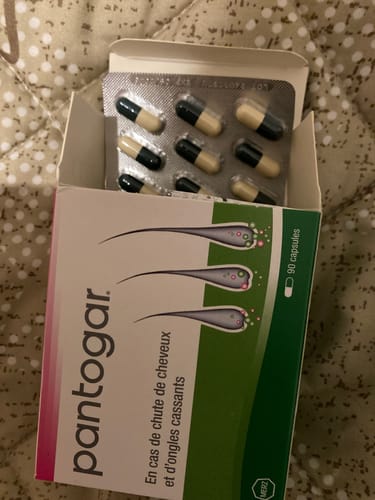 購入者のパントガールカプセルの箱。ブリスターパックに入ったツートンカラーのカプセルが見えます。