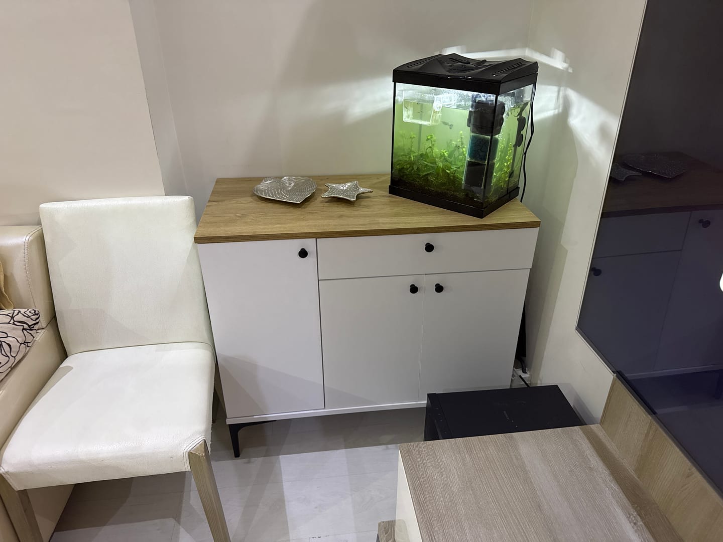 Customer photo review of Rani JE194 Kahve Köşesi Çok Amaçlı Dolap 3 Kapaklı 1 Çekmeceli Kiler Mutfak Dolabı Beyaz - Sepet Ceviz
