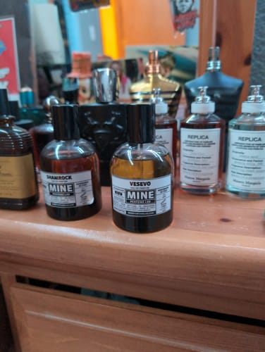 Il profumo VESEVO del cliente esposto su un mobile di legno insieme ad altre fragranze.