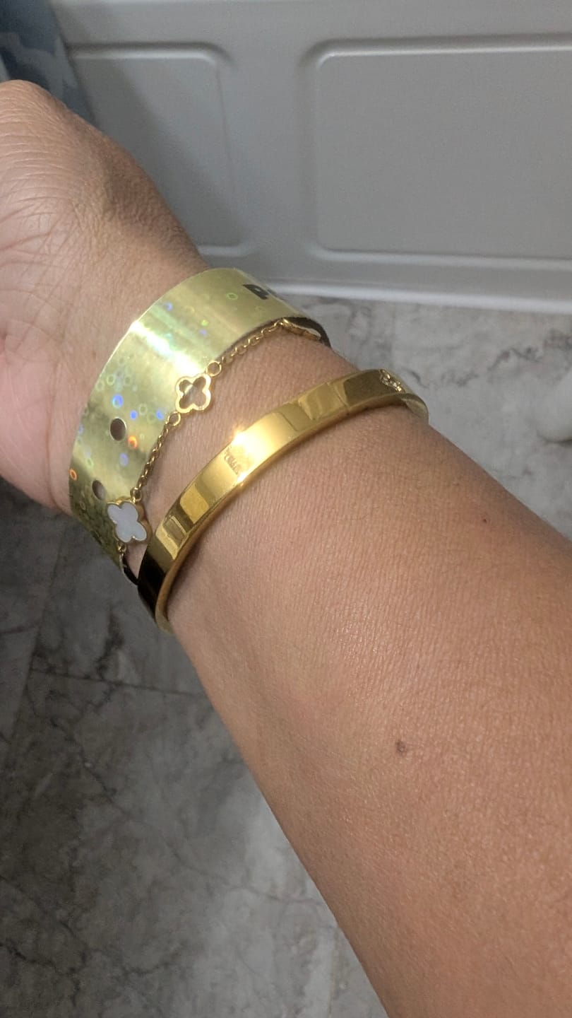 Customer photo review of Gold Clover Bangle