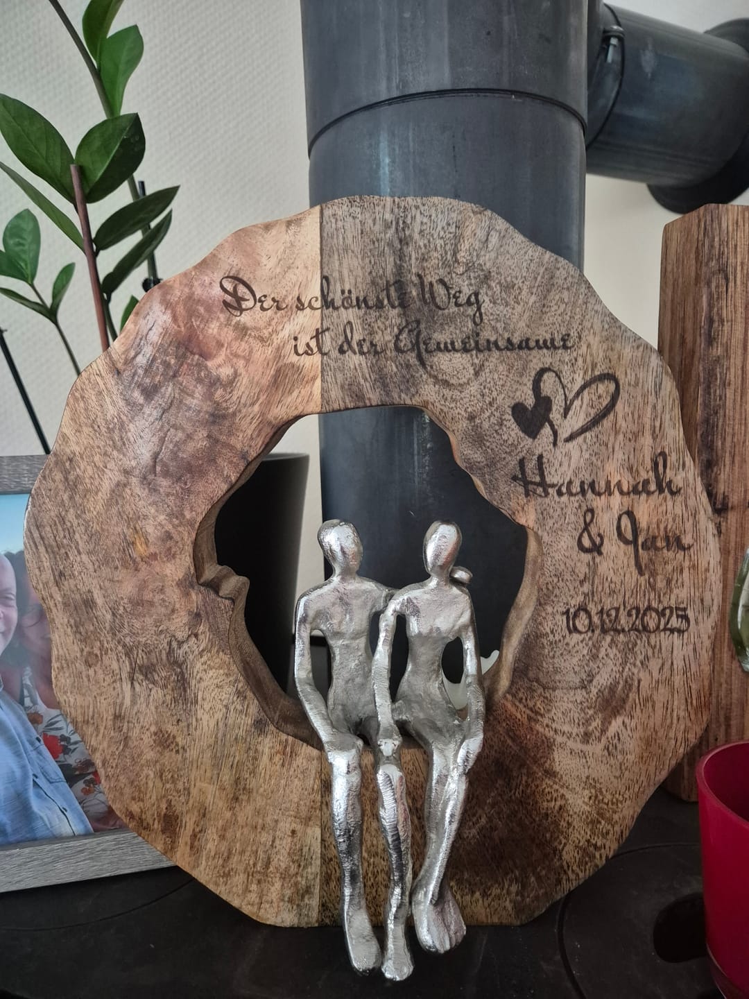 Customer photo review of personalisiertes Liebespaar sitzend  33cm Hochzeitsgeschenk mit Gravur