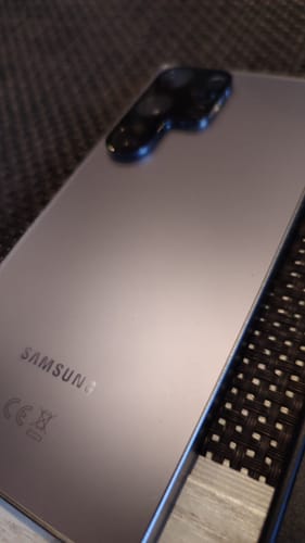 Nahaufnahme des Kameraschutzes eines Kunden, der auf einem Samsung-Smartphone angebracht ist.