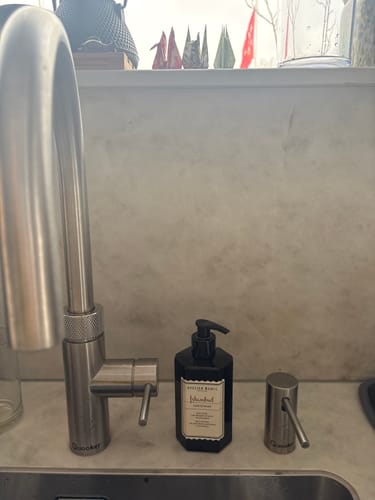 Recensent toont de zwarte fles Istanbul Handzeep op het aanrecht naast de gootsteen.