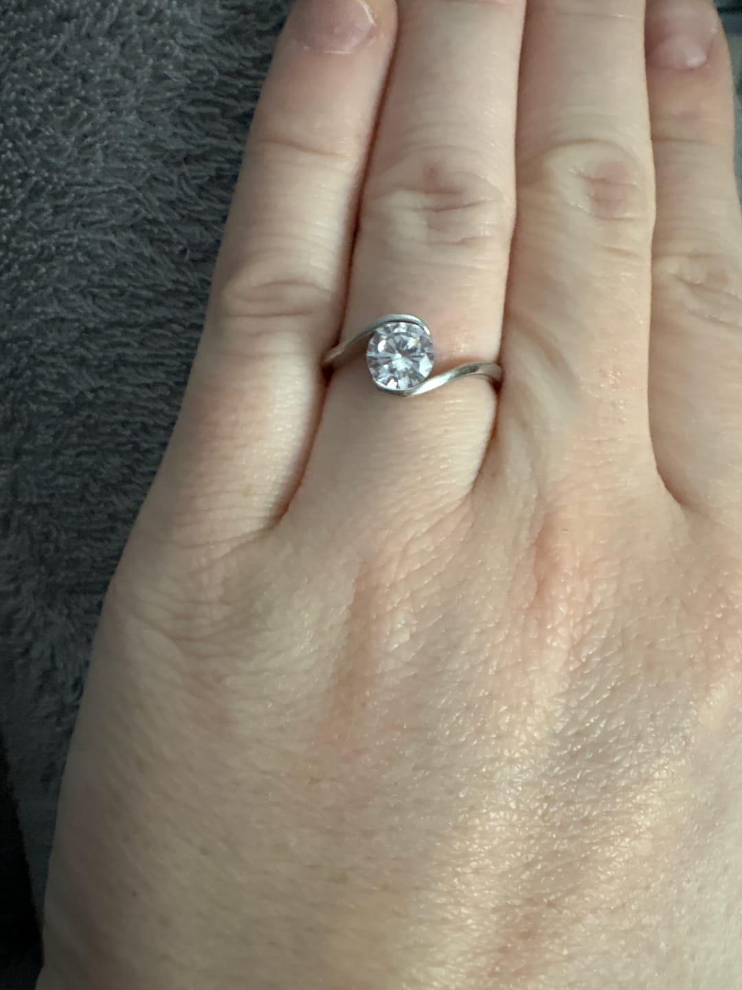 Customer photo review of Anello solitario intreccio