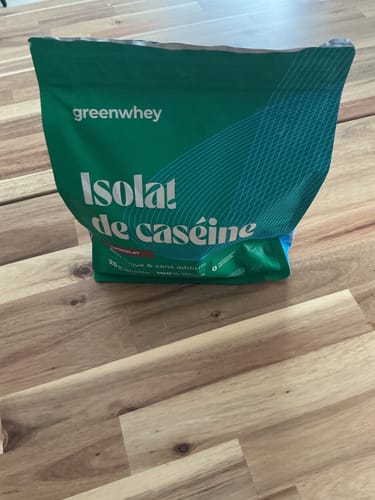 Sachet vert d'Isolat de Caséine Bio Micellaire d'un client, posé sur un parquet.
