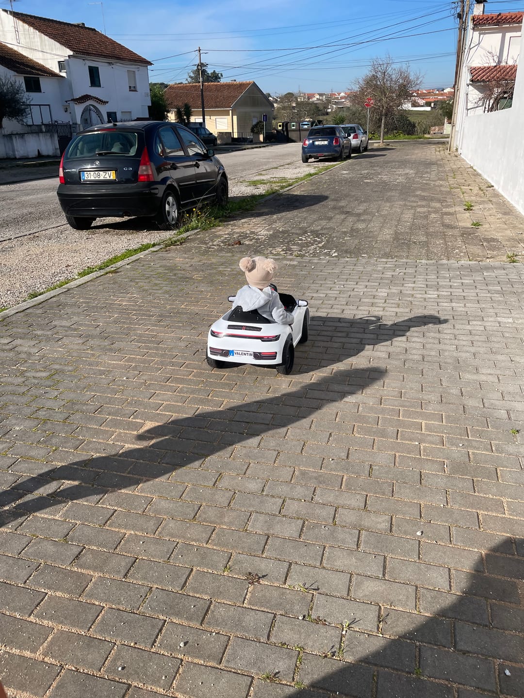 Customer photo review of Carro Elétrico para Criança FUNDRIVE 12v Branco c/ RODAS DE BORRACHA & ASSENTO EM PELE