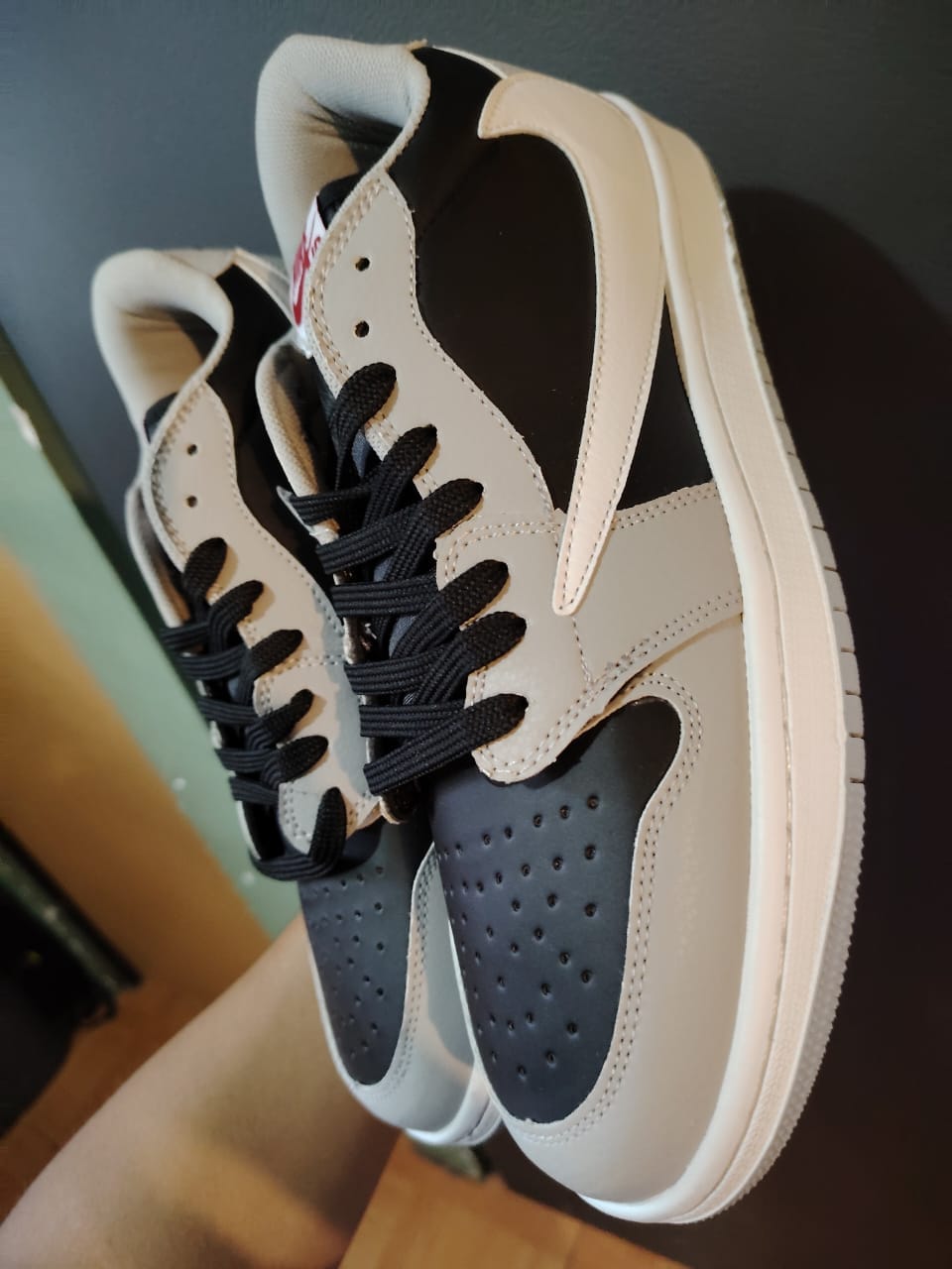 Customer photo review of Tenis Travis Low Concreto Negro