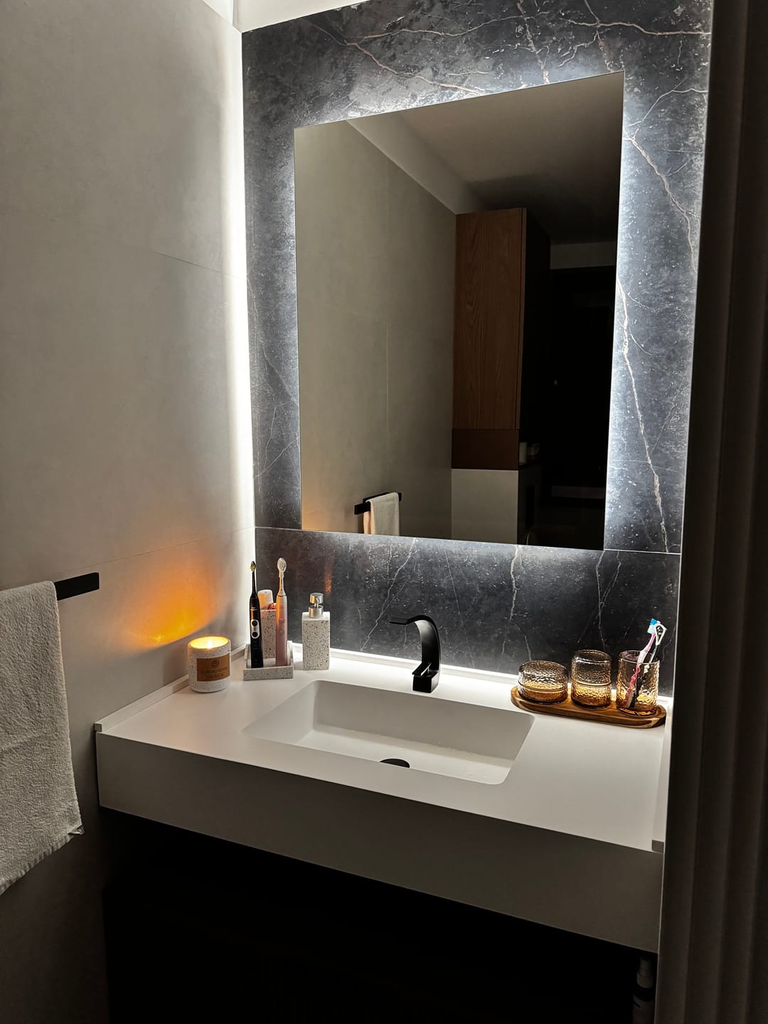 Customer photo review of Oglinda LED Verticala, Fara functii, LED 4000K Neutru - Gama Ambient Model 1