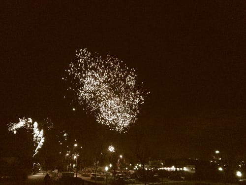 Kundenfoto eines nächtlichen Feuerwerks in einem Sepia-Ton.
