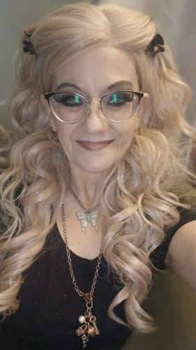 Customer wearing the Sensationnel Dashly wig in a wavy, pearl blonde style with clips.