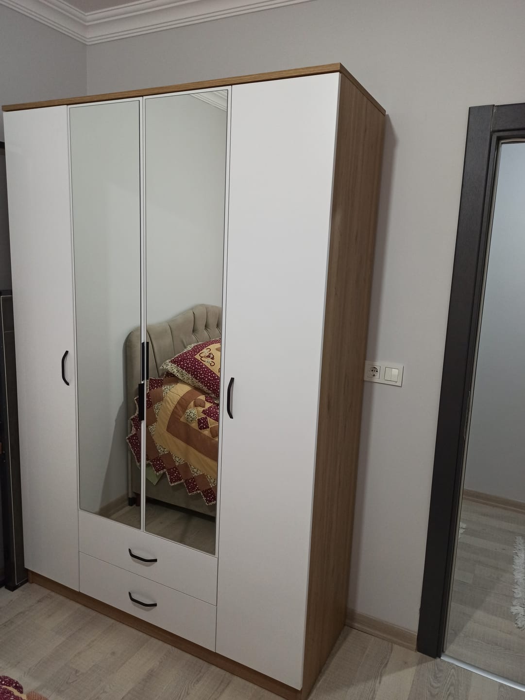 Customer photo review of Rani BA131 Geniş Gardırop Elbise Dolabı Aynalı Kapaklı 2 Çekmeceli 13 Raflı 1 Askılı Sepet Ceviz - Beyaz