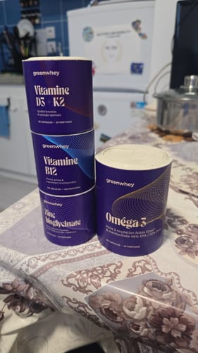 Le pot de Zinc Bisglycinate d'un client sur une table avec d'autres vitamines de la même marque.