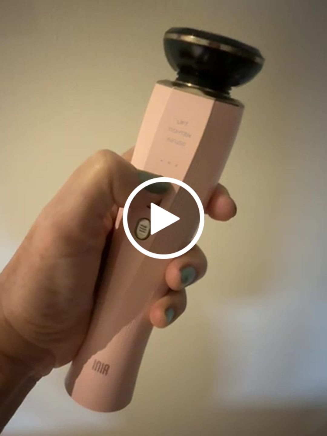 Customer video review of INIA FLARE Dispositivo Facial de Microcorriente