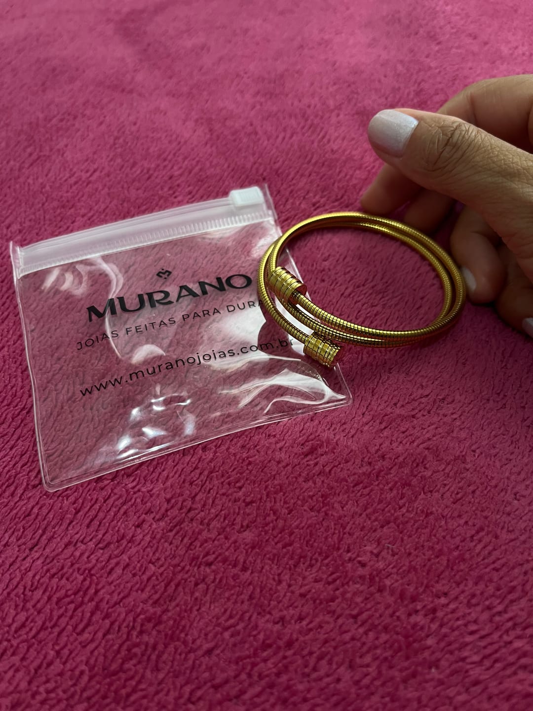 Customer photo review of Bracelete Espiral Tríplice Banhada em Ouro 18K