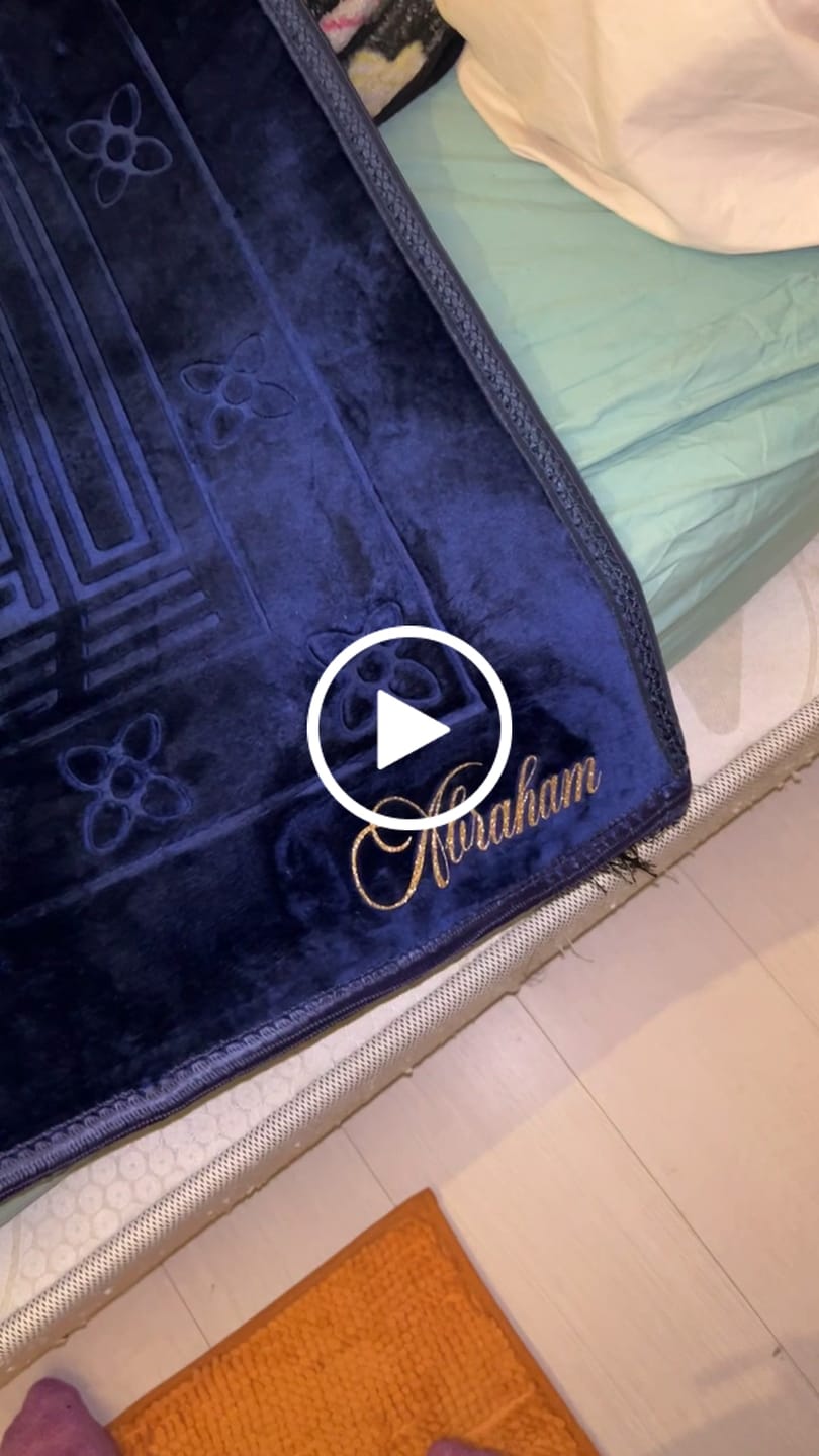 Customer video review of Tapis de prière épais à personnaliser marine