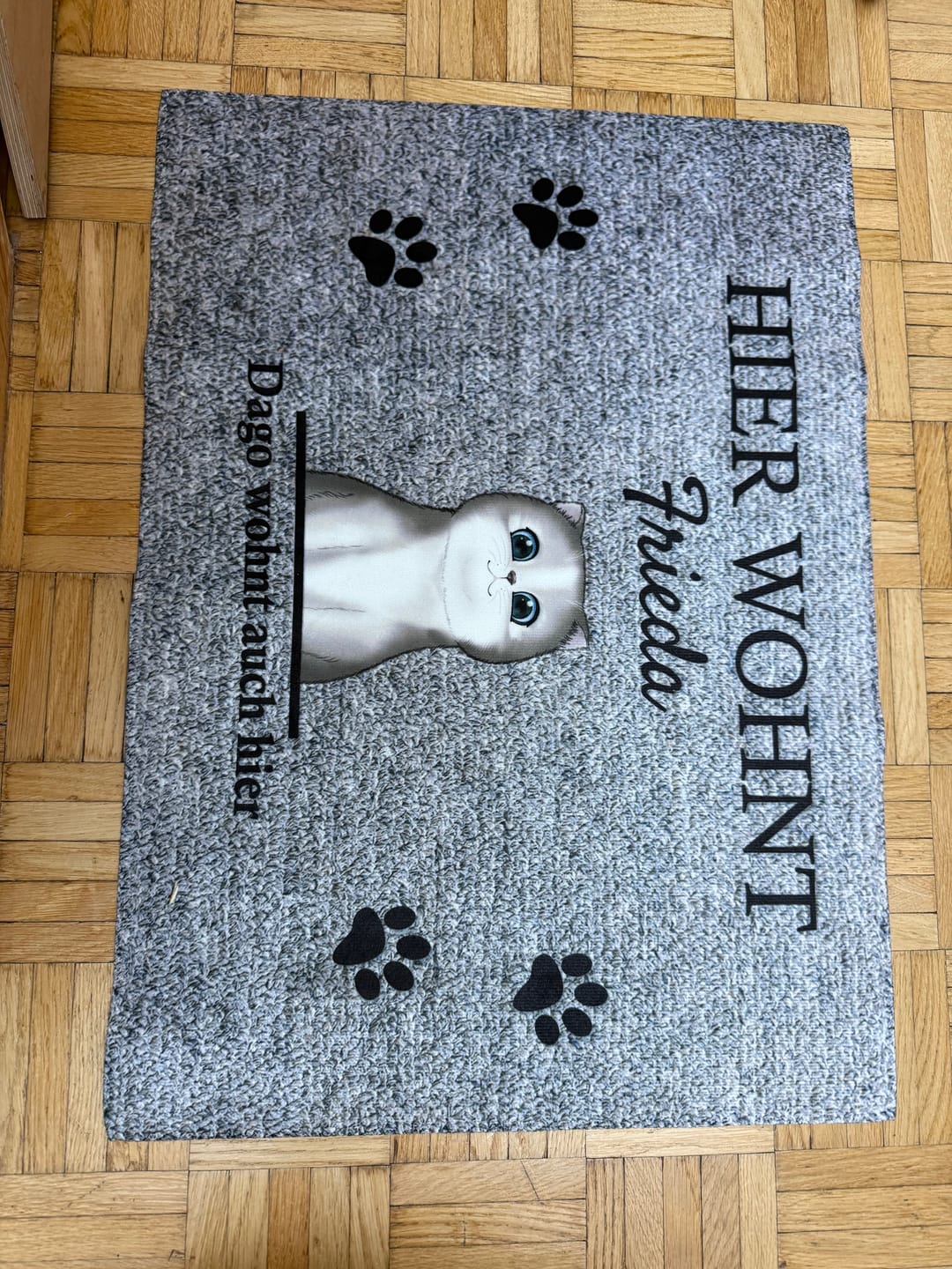 Customer photo review of "Hier wohnt" Fußmatte mit Katze personalisiert (1-4 Katzen)