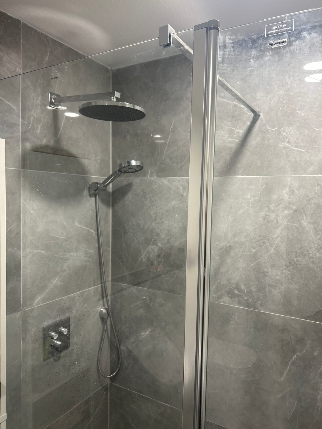 Customer photo review of SONNI Walk In Dusche Duschabtrennung Duschwand Nano Beschichtung Klarglas Mit 30cm schwenkbarer Seitenteil