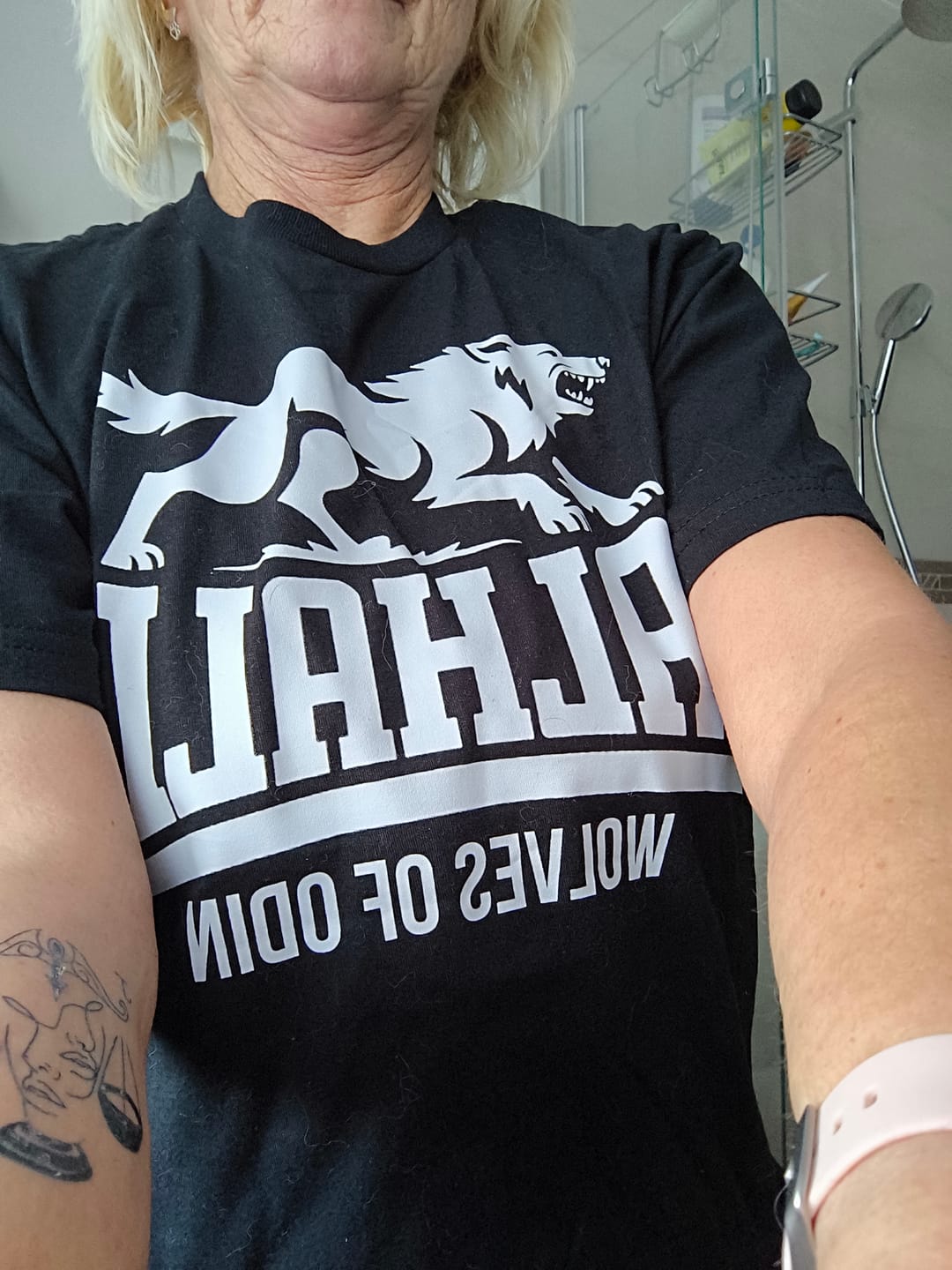 Customer photo review of Wölfe Odins - Basic Shirt Unisex