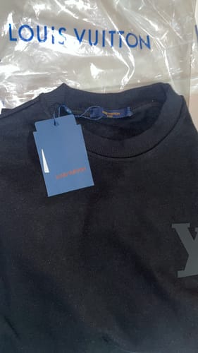 Recensione con foto di un cliente su Felpa girocollo con logo tono su tono LV