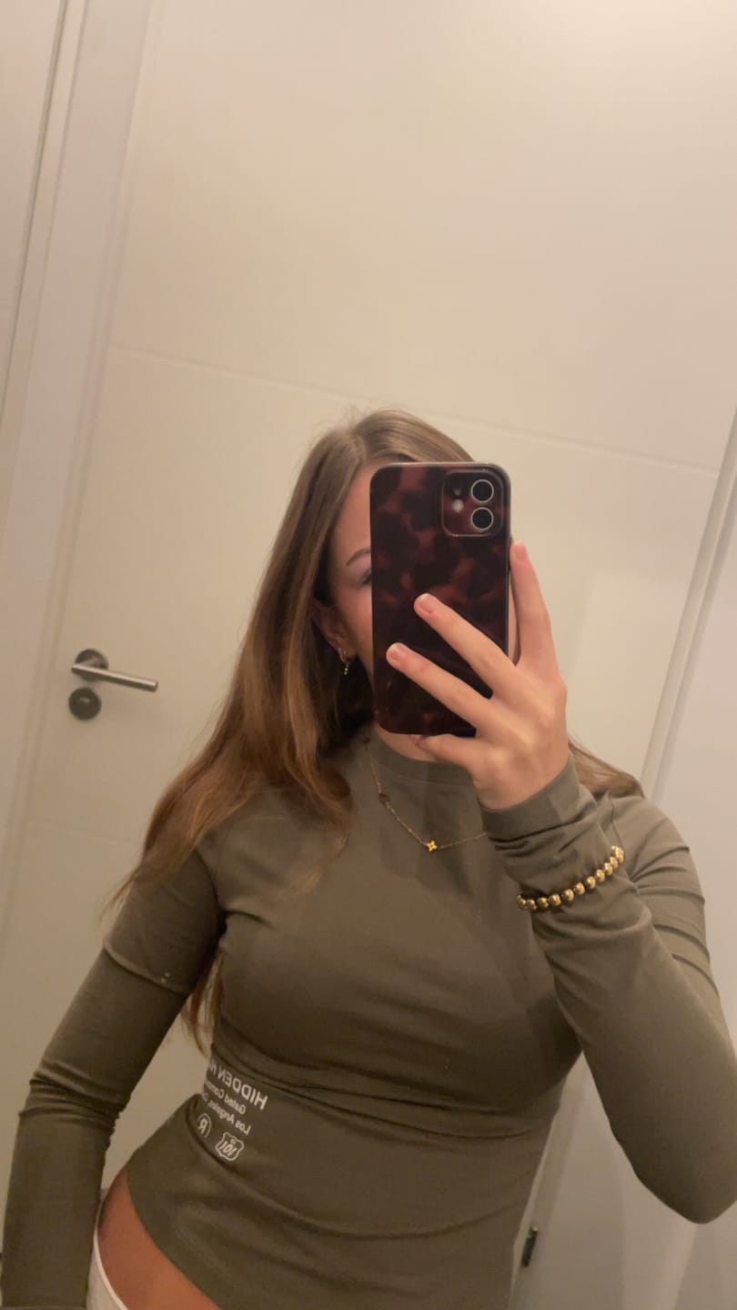 Customer photo review of LABEL LONGSLEEVE TOP SAGE