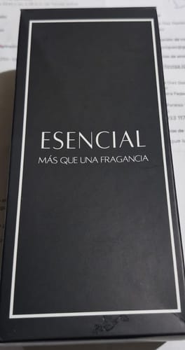 Cliente mostrando la caja negra del perfume H200 con letras blancas.