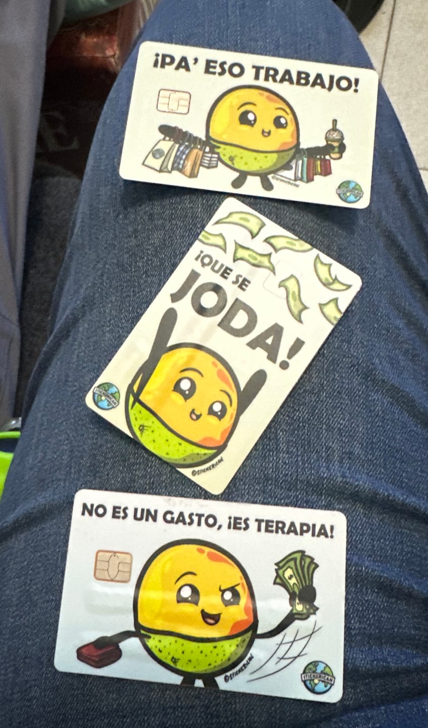 Customer photo review of No es un Gasto, es Terapia - Sticker para Tarjeta de Crédito