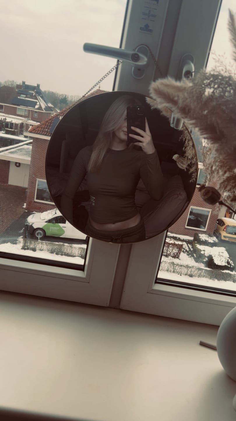 Customer photo review of LABEL LONGSLEEVE TOP SAGE