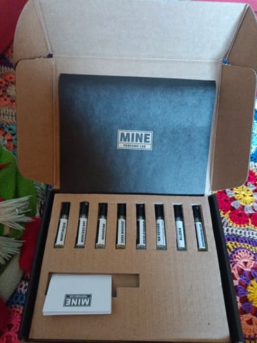 Il recensore mostra il "Set campioni fresche e pungenti" aperto nella sua scatola, con le otto fiale di profumo ben disposte all'interno.