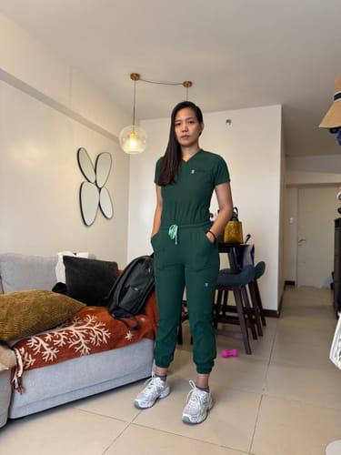Customer photo review of 3-Pocket MoveTech® Scrub Top Core+ - Women / Evergreen