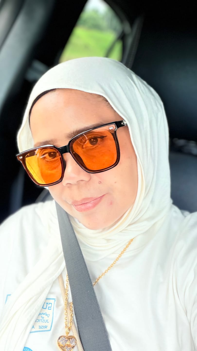 Customer photo review of Cleo Square Framed Sunglasses