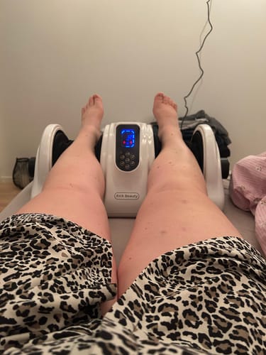 Anmelder bruger fod- og lægmassageapparatet, set fra et personligt perspektiv.