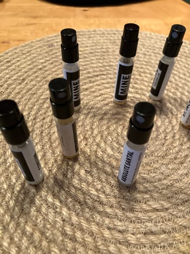 Recensore mostra alcuni campioni del Set orientali e legnose su una tovaglietta intrecciata.