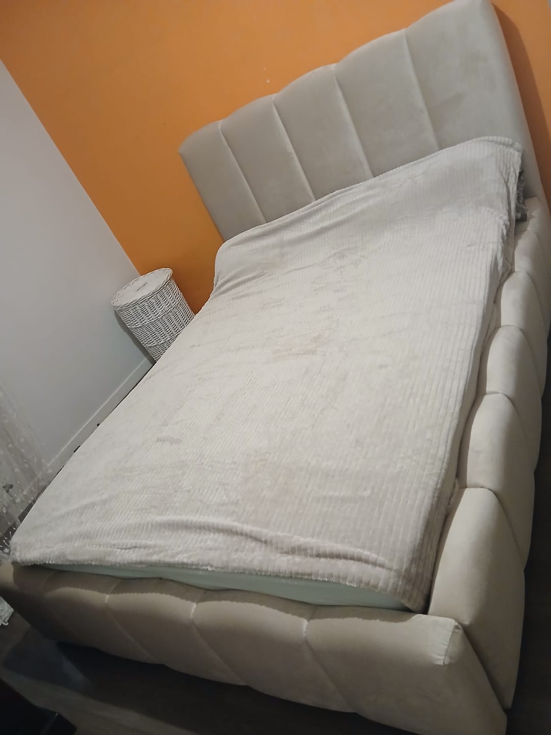 Customer photo review of Lit coffre design avec tête de lit matelassée - JADE