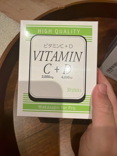 レビューアーが手に持つ「Wakasapri for Pro. ビタミンC+D」の箱。
