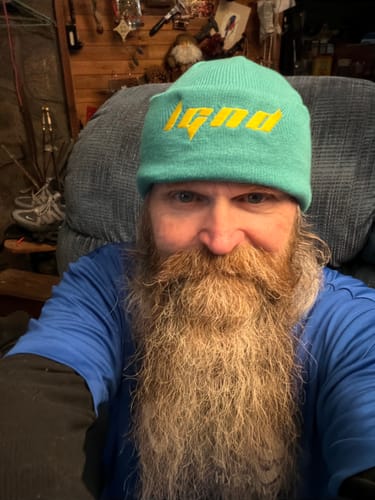 Customer wearing a turquoise beanie with the yellow 'lgnd' logo.