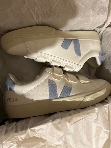 תמונה של לקוחה: סניקרס Veja Recife לבנות עם סקוצ'ים ופרטי תכלת, בתוך הקופסה.
