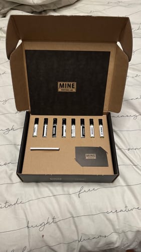 Recensore mostra la confezione elegante del Set campioni orientali e legnose, con gli 8 profumi disposti all'interno.