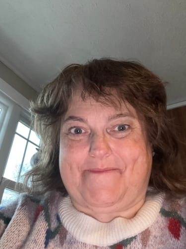 Primo piano di una cliente sorridente che ha recensito il profumo MILK RHUM