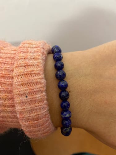 Photo d'un client du bracelet en Lapis-Lazuli 6mm porté au poignet, montrant les perles bleu foncé.