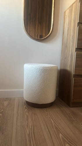 Customer photo review of SOKA - Pouf en bouclettes blanches et base en bois