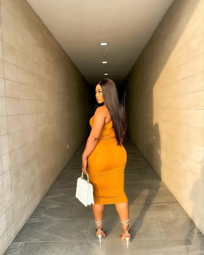 Customer photo review of Black Edition Silky Straight Glueless Wig 5x5 HD Lace Invisible Knots 180% Density