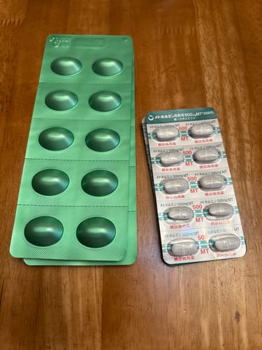 レビュアーが投稿したアンチエイジングセット。緑色のPTPシートに入ったリベルサスとメトホルミンがテーブルに置かれている。