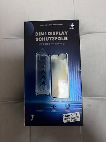 Kunde zeigt die Produktverpackung der 3-in-1-Schutzfolie.