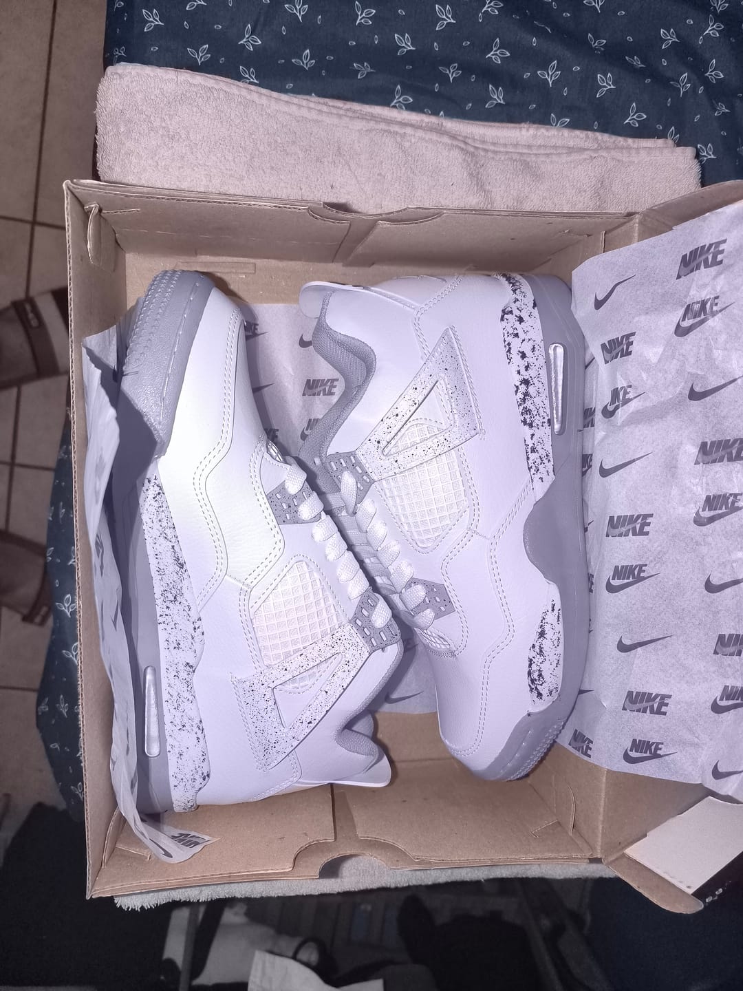 Customer photo review of Tenis Retro 4 Blanco Gris Jaspeado