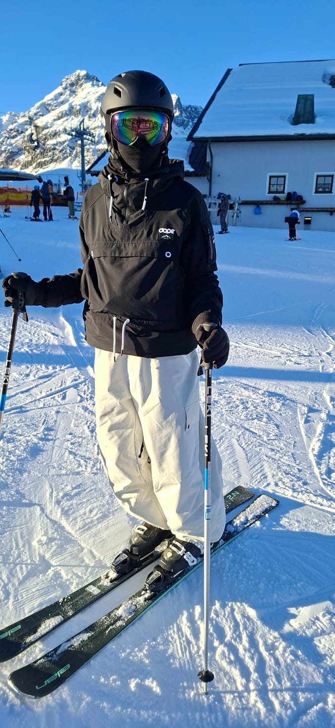 Customer photo review of Women's Black Baggy Wear-resistant Waterproof Snow Pants