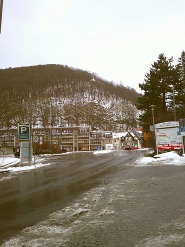 Foto eines Rezensenten, das mit der NUVINT Digitalkamera aufgenommen wurde und eine verschneite Stadt im Vintage-Look zeigt.