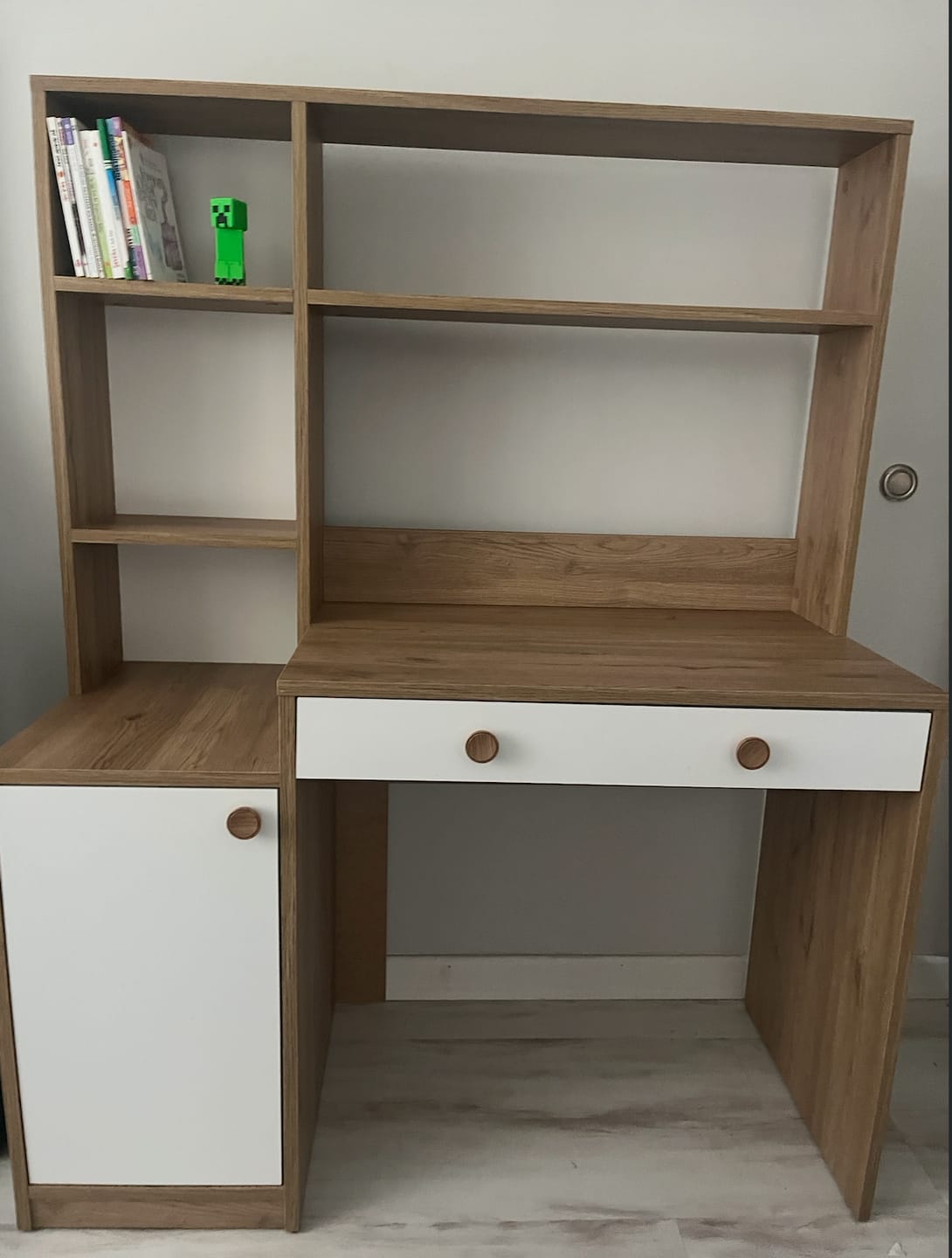 Customer photo review of Rani HA126 Kitaplıklı 4 Raflı  Kapaklı Çekmeceli Çalışma Ofis Bilgisayar Masası Sepet Ceviz - Beyaz